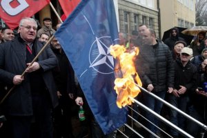 У Белграді на акції протесту радикали спалили прапори ЄС і НАТО