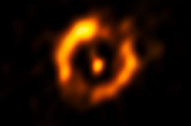 Ученые получили самое подробное изображение пылевого диска вокруг старой звезды