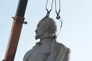 В Запорожье распилили памятник Дзержинскому