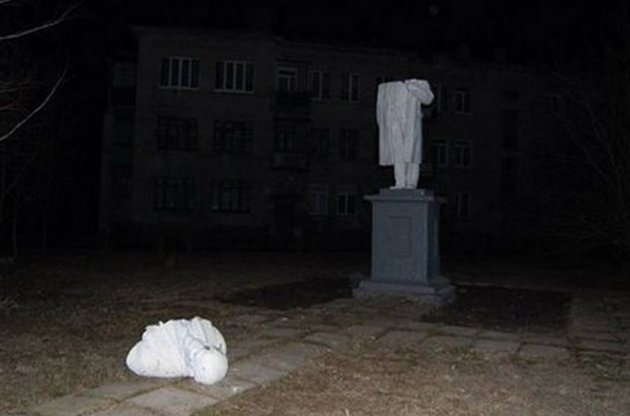 На Харьковщине повалили памятники Ленину и Кирову