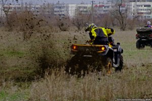 На Масницю в Херсоні влаштували гонки на квадроциклах і козацькі бої