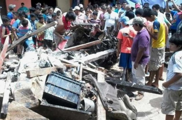 В Боливии на рынок рухнул самолет, семь человек погибли