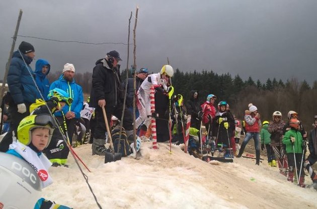 У Міністерстві молоді та спорту відповіли на звинувачення в проведенні лижних змагань без снігу