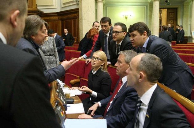 На досрочных выборах в Раду могут победить Тимошенко и бывшие регионалы