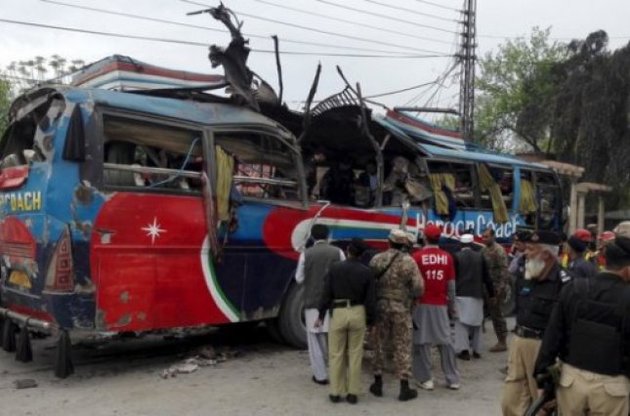 Відповідальність за підрив автобуса у Пакистані взяло на себе угруповання ісламських екстремістів