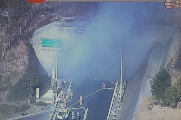 Японські рятувальники надають допомогу жертвам ДТП на шосе у Хіросімі