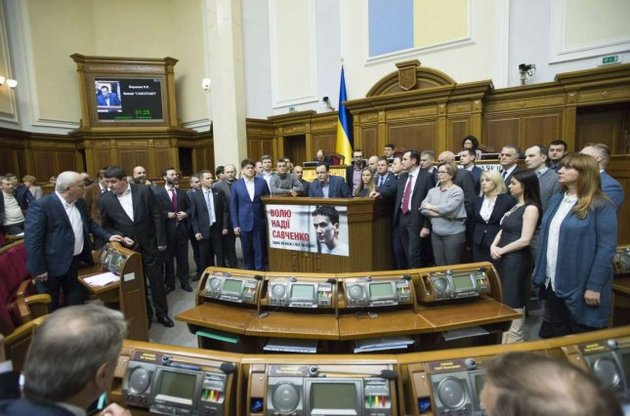 Большинство украинцев хотят запретить депутатам снова баллотироваться в Раду