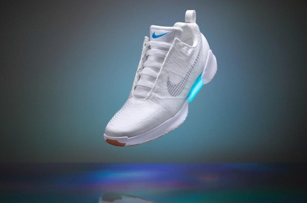 Nike представила перші серійні кросівки з автоматичною шнурівкою
