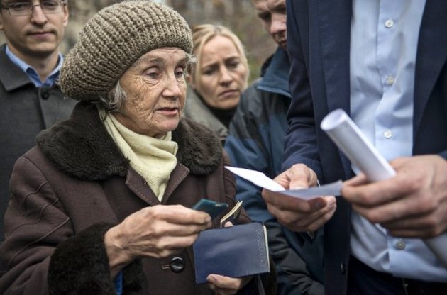 "Ощадбанк" выпустит для переселенцев платежные карточки-пенсионные удостоверения