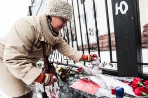Українці приносять квіти до посольства Росії в Києві у пам'ять жертв авіакатастрофи в Ростові