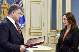 Порошенко передал вдове погибшего журналиста Гонгадзе орден "Звезда героя"