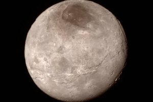 Один із супутників Плутона ледь не розколовся навпіл