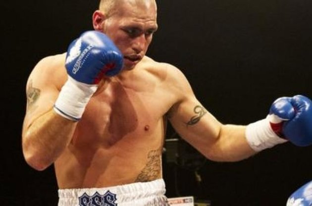 Сіммонс провів у профі 14 боїв