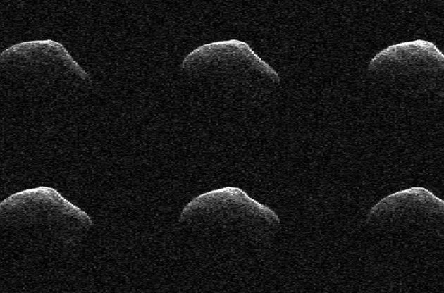 Комета відображає менше 3% падаючого на нього сонячного світла, а колір її поверхні нагадує асфальт