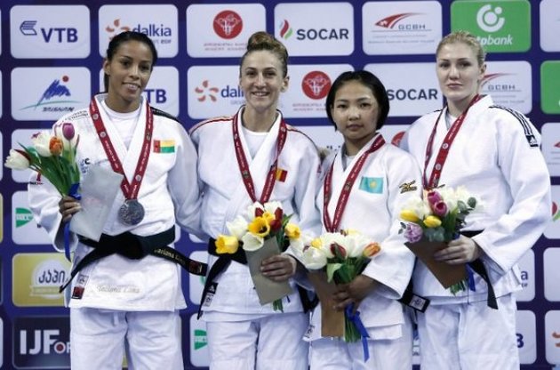 Черняк (крайная праворуч) стала третьою