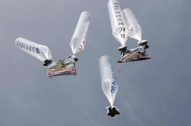 Листівки були відправлені на спеціальних надувних балонах