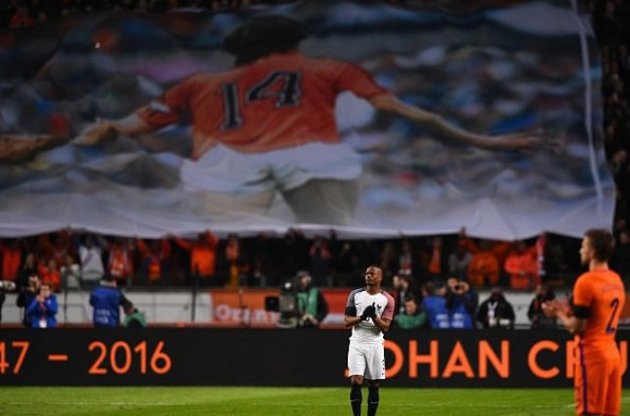 В память о Кройфе товарищеский матч Нидерланды - Франция останавливали на четырнадцатой минуте