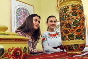 В Киеве показали большую коллекцию петриковской росписи