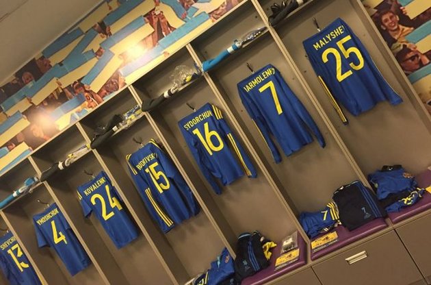 Украинцы сыграли в синей форме