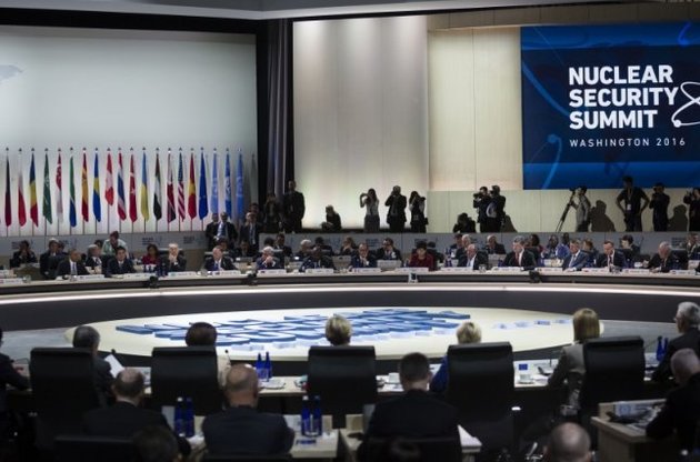Порошенко заявил о необходимости дополнительных гарантий безопасности для "неядерных" государств