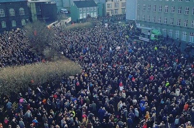 Тисячі людей вийшли на вулиці Рейк'явіка з вимогою відставки уряду