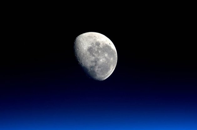NASA опублікувало фото Місяця з космосу