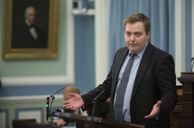 Замешенный в офшорном скандале премьер Исландии пригрозил распустить парламент
