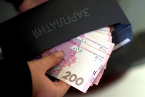 Зарплата українських чиновників з 1 травня зросте на 10%