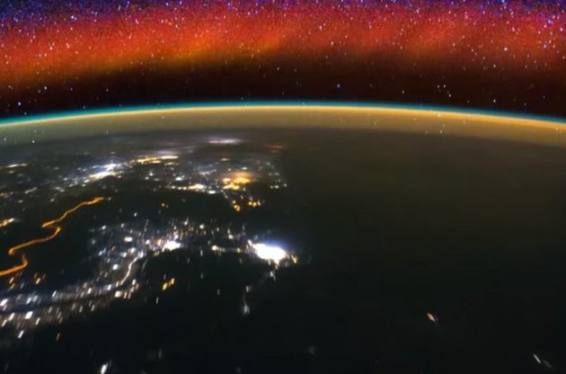 Представлено видео свечения неба над землей