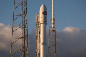 SpaceX посадила первую ступень ракеты на морскую платформу