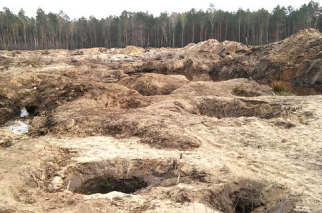 Поліція заявляє про "стабілізацію" ситуації з нелегальним видобутком бурштину в Рівненській області