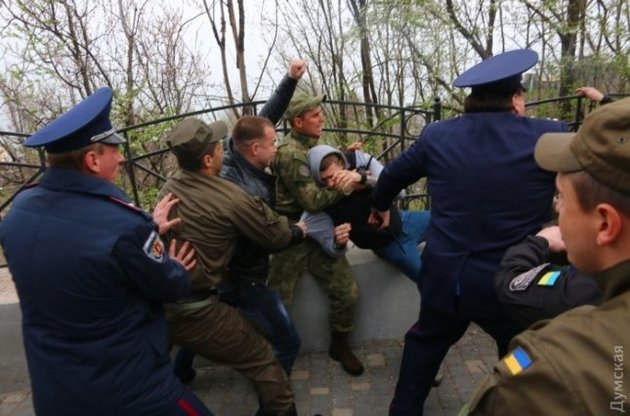 В Одессе на Аллее Славы подрались пророссийские и проукраинские активисты