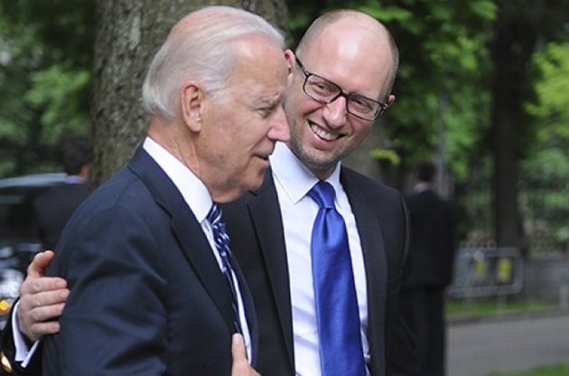 Байден обсудил с Яценюком его отставку
