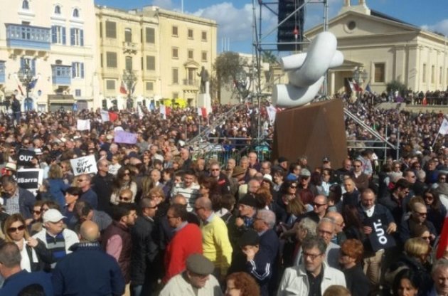 В Мальте несколько тысяч человек требовали отставки премьера из-за офшорного скандала
