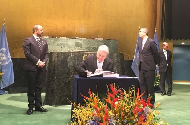 Владимир Ельченко подписывает Парижское соглашение по климату