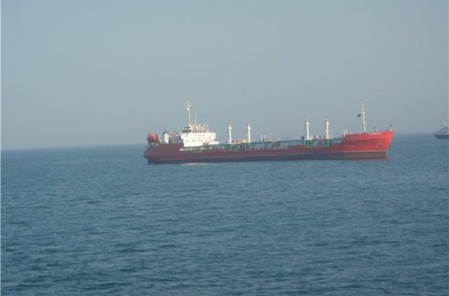 Российские спасатели бросили догорать танкер в Каспийском море