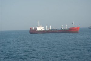 Российские спасатели бросили догорать танкер в Каспийском море