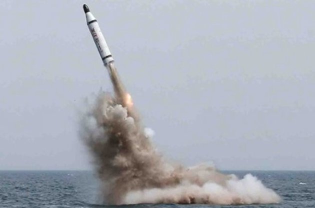 Северная Корея запустила с подводной лодки баллистическую ракету