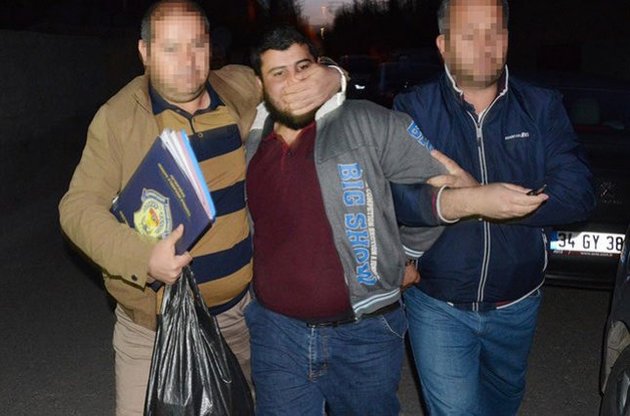 Турецкие правоохранители ведут задержанного террориста