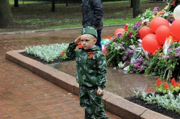 "Гитлерюгенд" в Донбассе: боевики активно занимаются вербовкой детей