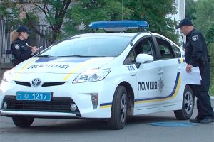 Под Киевом полицейский выстрелил в живот хулигану с ножом, защищая напарницу