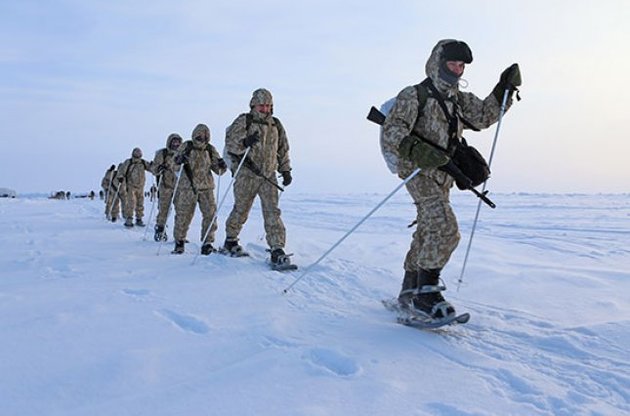 Российских десантников отправили на лыжах к Северному полюсу
