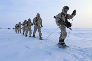Російських десантників відправили на лижах до Північного полюса