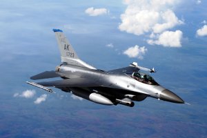 Норвезький винищувач F-16 помилково обстріляв вежу управління з військовими всередині