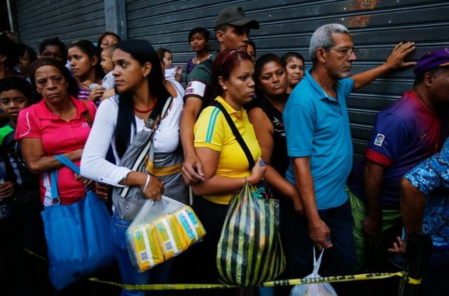Парламент Венесуэлы из-за дефицита еды отправил в отставку министра продовольствия