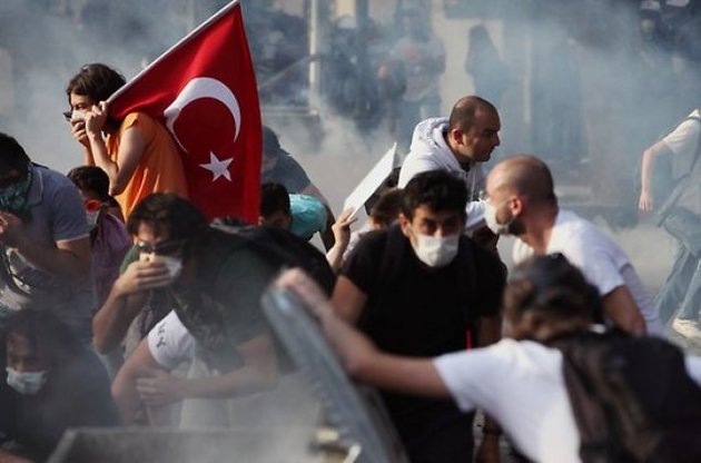 В Стамбуле полиция разогнала шествие водометами и слезоточивым газом