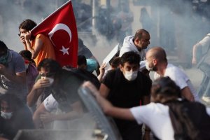 В Стамбуле полиция разогнала шествие водометами и слезоточивым газом