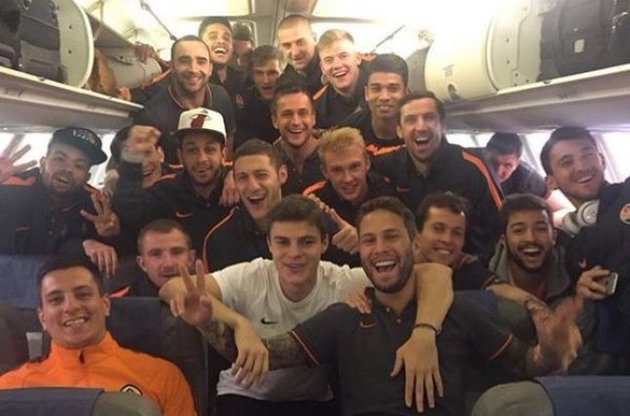 "Горняки" спели в самолете