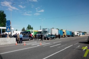 Дальнобойщики разблокировали одесскую трассу и платят штрафы за перевес
