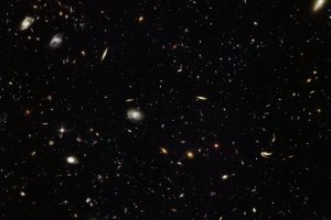 "Хаббл" зробив фото скупчення галактик епохи раннього Всесвіту